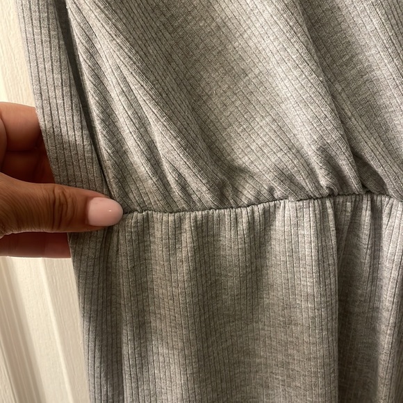 Ecote light gray shortsleeved v-neck poly blend ribbed ROMPER size large - Picture 6 of 10